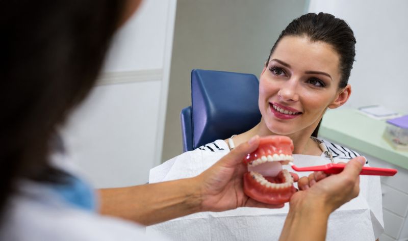 Best Way to Clean Dentures: Smart Tips & Mistakes to Avoid